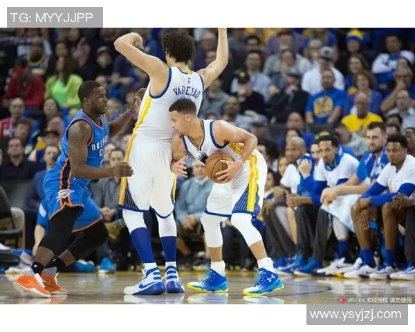 勇士与雷霆精彩对决回放分析赛场亮点与球员表现全景回顾